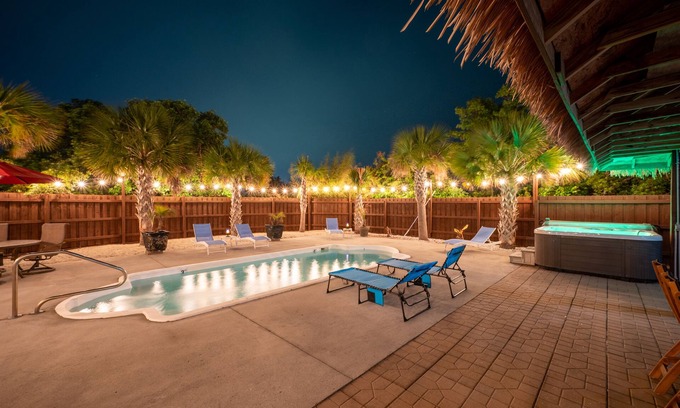 Sneads Ferry House | Private Getaway! Heated Pool, Hot Tub, & Tiki Bar! 5BD, 4.5BA, 5 min to beach!