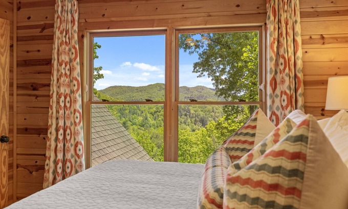 Clayton Cabin | Private Getaway with Views! 8 mins to Lake Burton! Tallulah River 1 mile away!