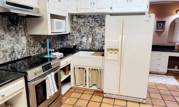 Colleyville House | Private Guest House in sought after Colleyville.