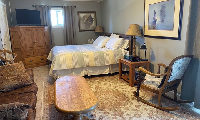 Division No. 11 House | Private guest suite with a king bed, in a country home, minutes from Wetaskiwin.