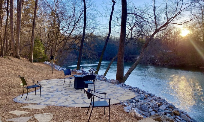 Cornelia Cabin | Private haven on the banks of the Chattahoochee River.