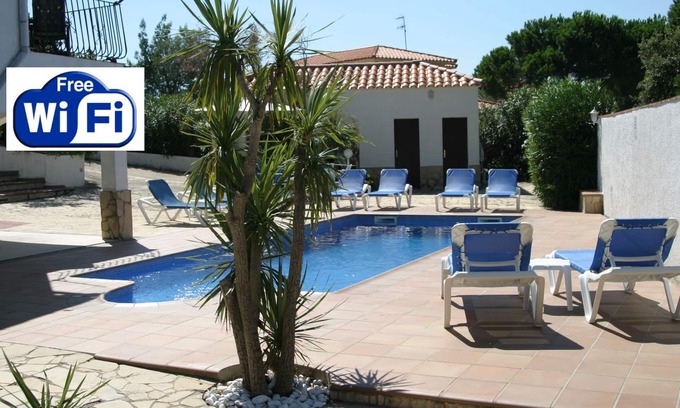 Calonge Villa | PRIVATE HEATED POOL, LOUNGE AIR CONDITIONING, SLEEPS 8, FREE WIFI, CARPORT