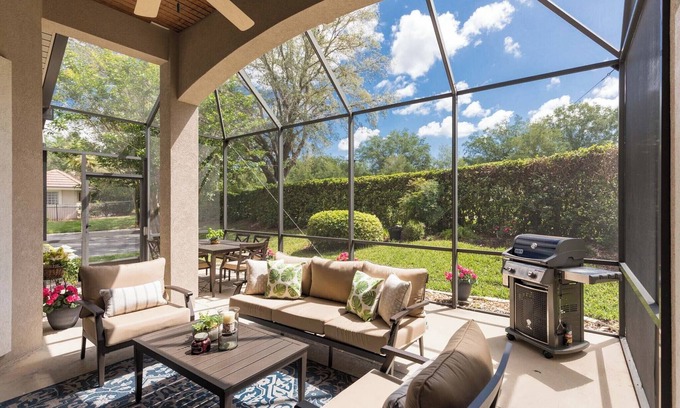 St. Augustine House | Private home-Large screened lanai-BBQ- sleeps 8-easy walk to pool!