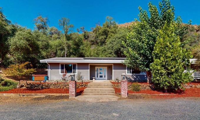 Jamestown House | Private home with peek-a-boo Yosemite views - near outdoor recreation