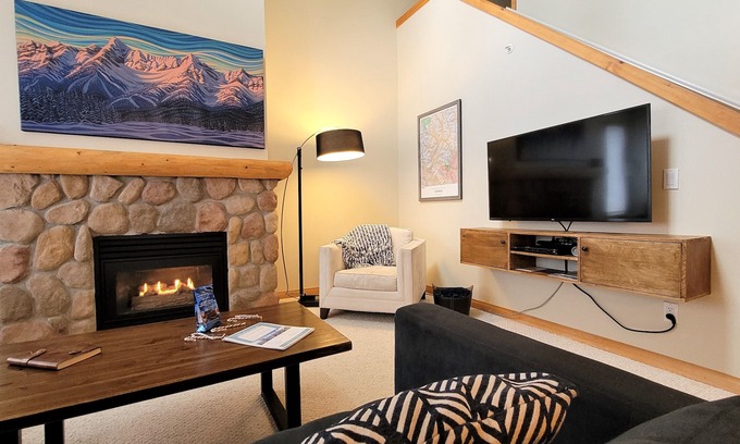 East Kootenay Condo | Private Hot Tub & BBQ | Open-Plan Living | Walk to Ski Lifts
