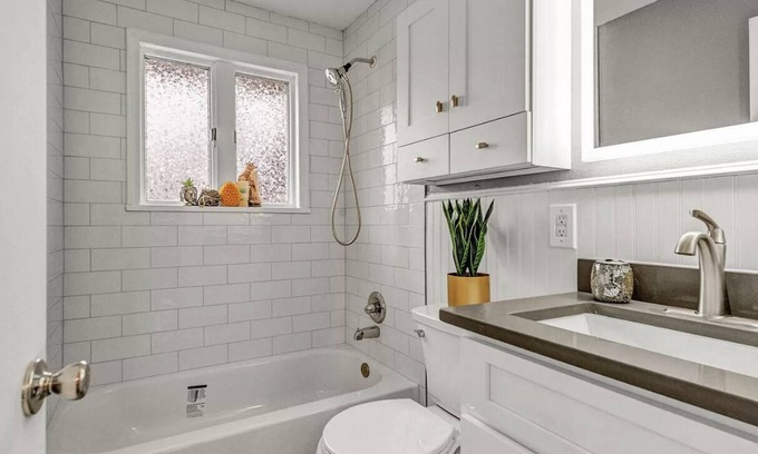 Allendale Area House | Private Hot Tub, Home Theater, Pool Table!