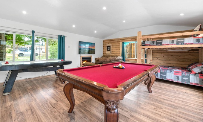 Big Bear City Cabin | Private HOT TUB!! Mountain Views. Close to LAKE and VILLAGE!