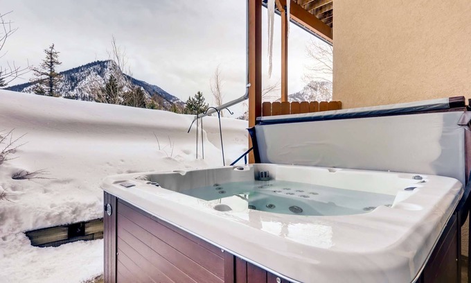 The Reserve House | Private Hot Tub, Spacious Patio for Apres Ski & Mountain Sunset Viewing! Garage and Driveway Parking