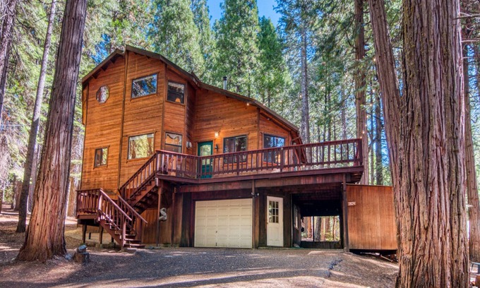 Dorrington Cabin | PRIVATE HOT TUB + WALK TO SNOWSHOE LAKE W/FREE ACCESS