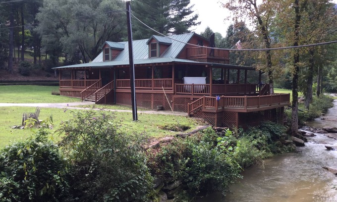 Bat Cave Cabin | Private ! Hot Tubs, Massage Chairs, White Water only from river 3- Large decks !