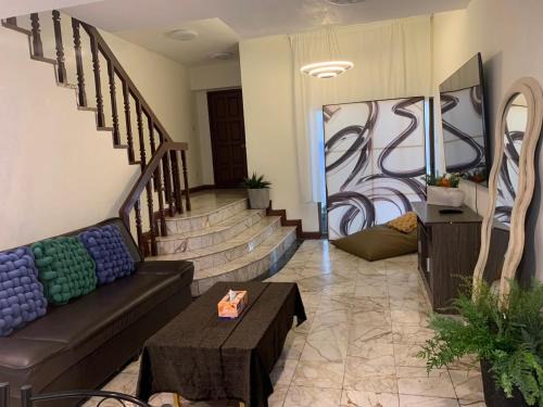 Khlong Tan Nuea Villa | Private House 3 Suite Beds + Double Beds in Heart of Phromphong