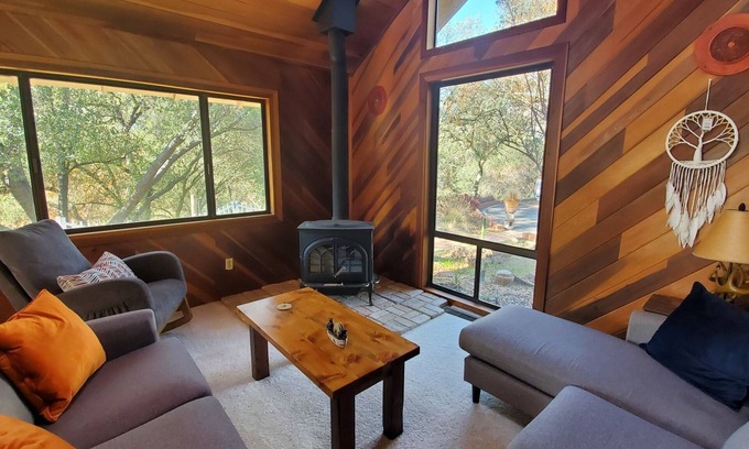 Three Rivers House | Private house close to Sequoia National Park with pool and private river access