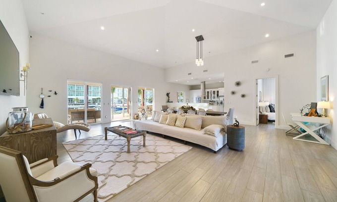 Alice Town House | Private Island House with dock, minutes from Hilton hotel and casino