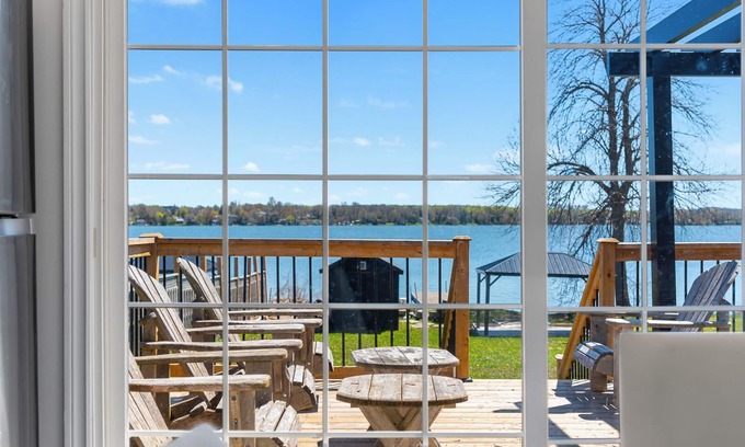 Valentia House | PRIVATE LAKEFRONT COTTAGEWITH GREAT AMENITIES.