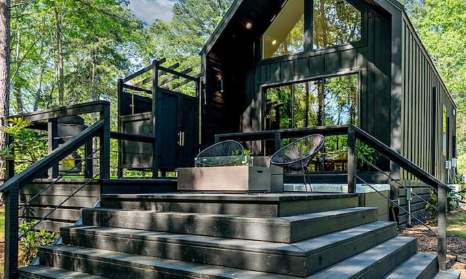 Bullard Apartment | Private Lakeside Couples Cabin, Hot Tub & Fire Pit - Dark Horse