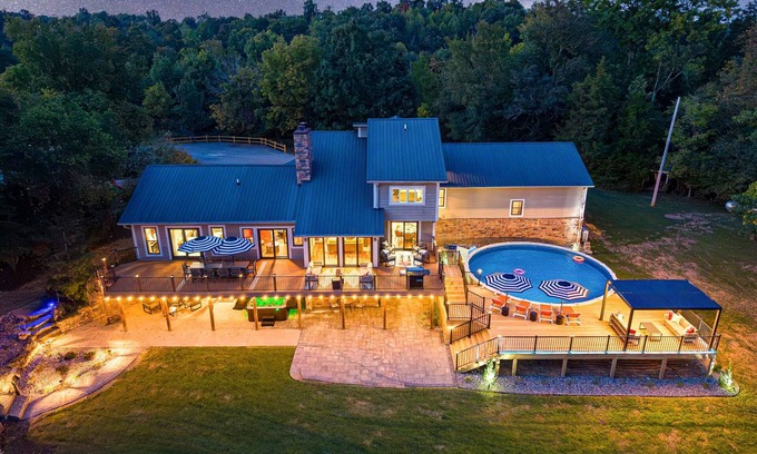 Bardstown House | Private Lux Lodge~3 Mi to Bardstown~SpkEZ~Hot Tub