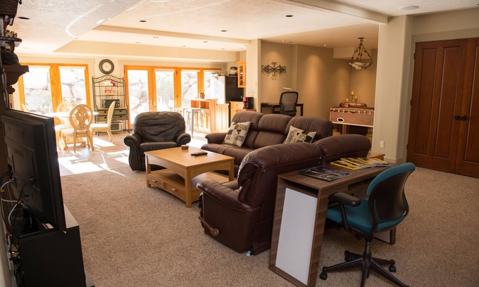 Draper House | Private Luxury Retreat: In-home Theatre, Hot Tub, Gym, Game Room, and Zebra!