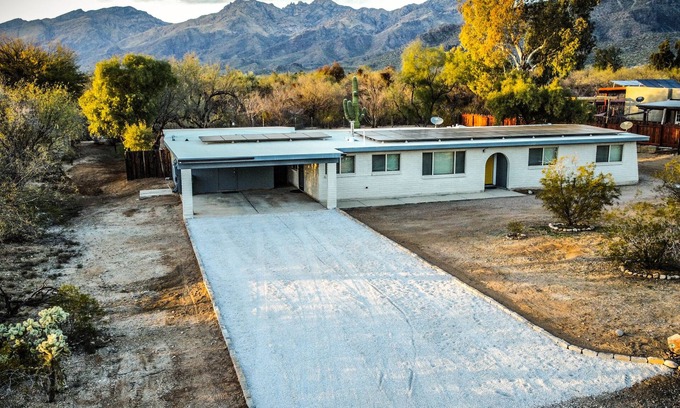Tres Lomas North House | Private Mountain Views 3bed-2bath 5 min from City.Desert Oasis.