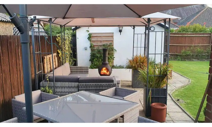 Luton House | Private, own entrance garden cottage.