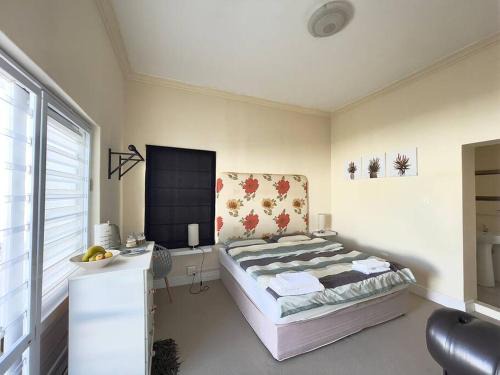 Marina da Gama Apartment | Private Park Island Room with own Bathroom at Lake