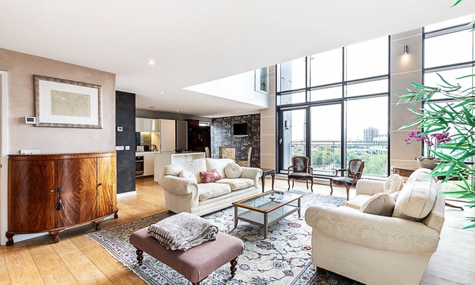 Wandsworth Apartment | Private Penthouse Above the Crowds
