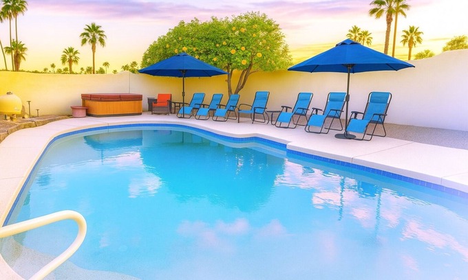 Santiago House | Private Pool! New King beds, Fast 5G Wifi, 75in TVs. Amazing Stayz!