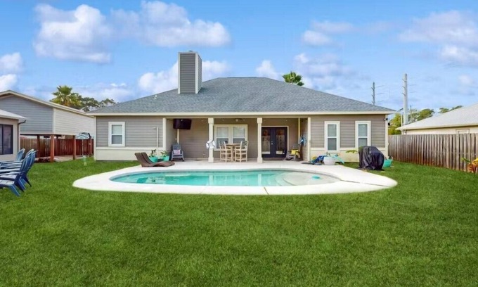 Upper Grand Lagoon House | ☀️Private Pool - Close to Beach - Pet Friendly 🐶 - Sea the Blessings