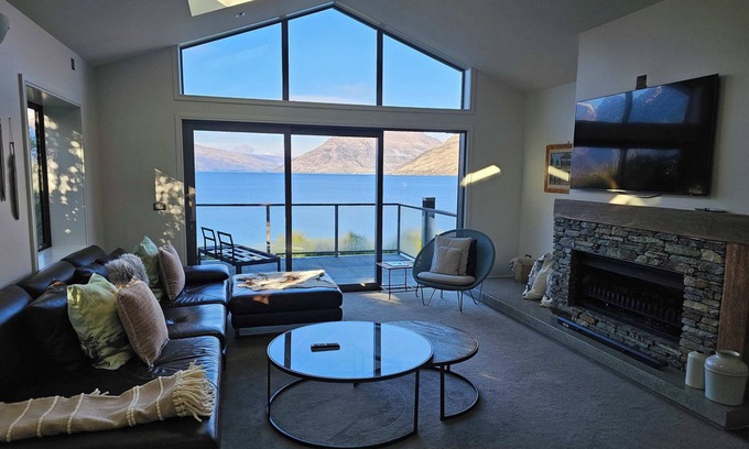 Kelvin Heights House | Private Retreat - Stunning Lake & Mountain Views!