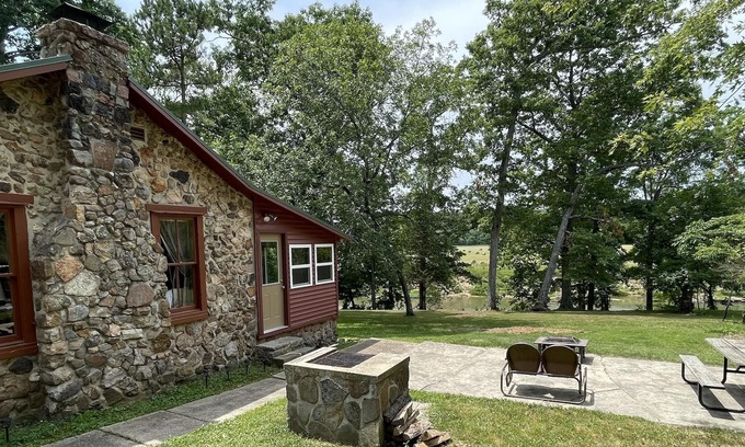 Steelville Cabin | Private River Frontage! Beautiful Cabin with Amazing views! Available now!