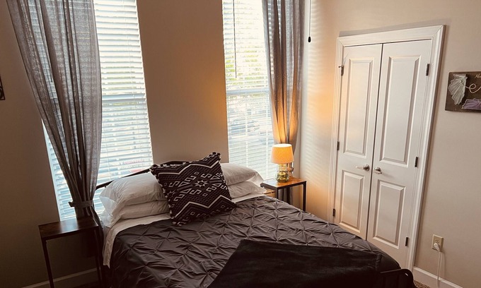 Franklin House | Private Room and Bathroom in Franklin