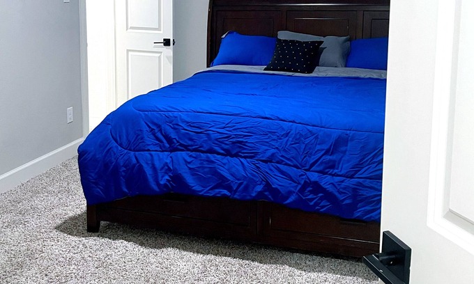 Anna House | Private Room Beautiful, Quite, Clean king bed Newly Built home.