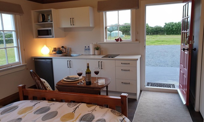 Clarks Beach Apartment | Private room in a villa mansion by the water