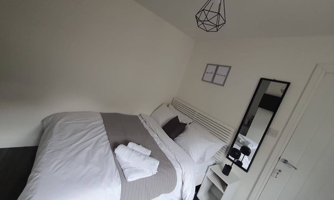 Erdington House | Private Room, Sleeps 2 with Ensuite & Parking