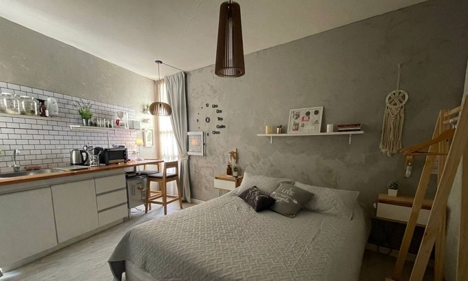 Banfield Apartment | Private room / super warm / 20m / kitchen and new bathroom!