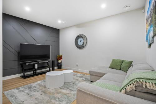 Symons Valley Apartment | Private Sherwood Suite by Park