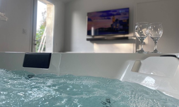 Pontorson House | Private SPA & Garden - 10 min from Mont St-Michel