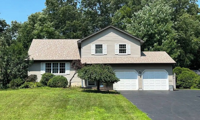 Malta House | Private, spacious 4 bedroom 2 bath 15 mins to Saratoga track w/Pool and hot tub