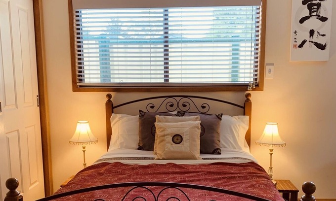 Umina Beach Cabin | Private, spacious & sparkling clean studio with ensuite at Umina Beach