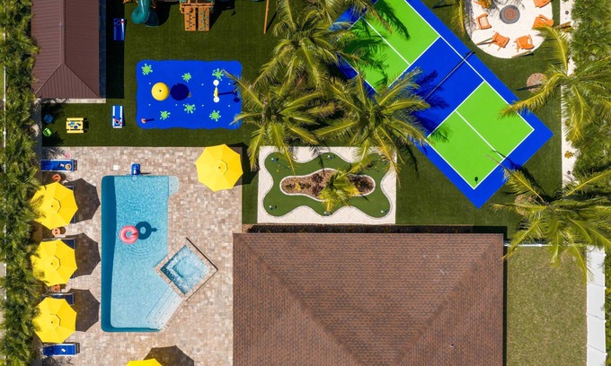 Palma Sola House | Private Splash Pad, Pickleball, Htd Pool, Hot Tub