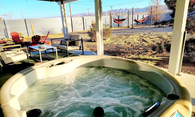 Joshua Tree House | Private stargazing retreat with Firepit/Views/Spa/King bed