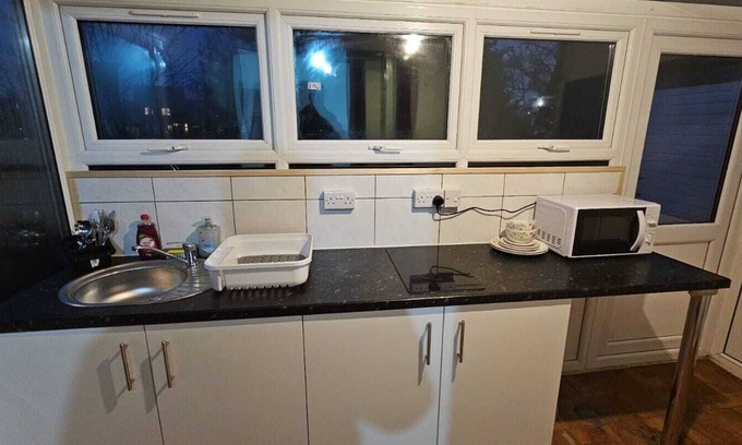 West Bromwich House | Private Stay with Toilet and Kitchen