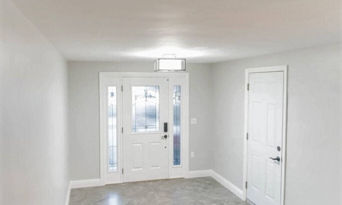 Lakeshore House | Private Suite 1Bd1Ba Living Room Kitchen in Decent and Convenient Neighborhood