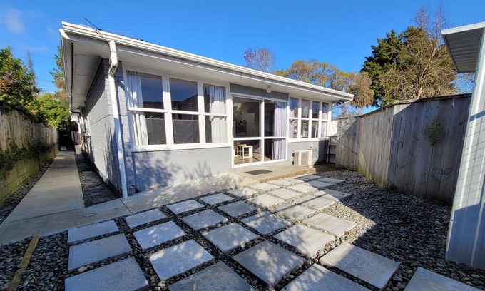 Upper Hutt House | Private Sunny Deluxe Flat 1 With Courtyard