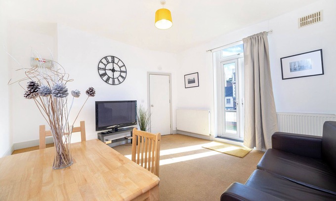 Hammersmith Broadway Apartment | Private Terrace - Apartment in Kensington