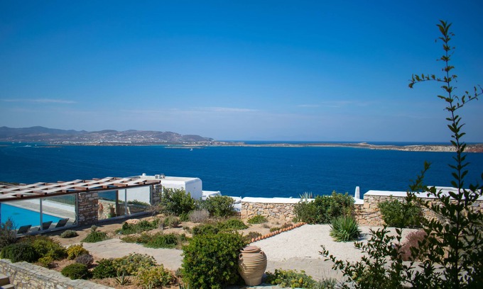 Nea Cryssi Akti Villa | Private villa Agia Irini, 350 meter to the beach for 4 guests with pool access!