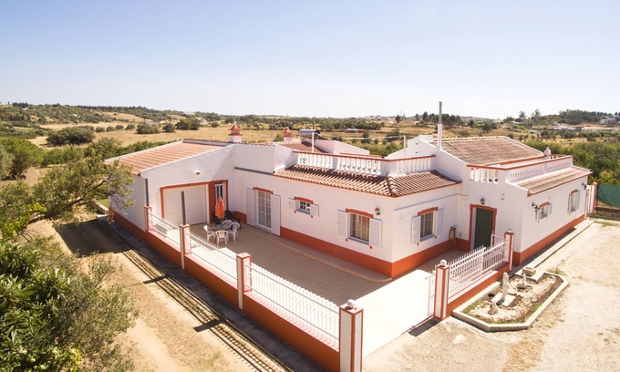 Alfarrobeira Villa | Private villa near the beach with 2 large terraces, balcony and hi-fi
