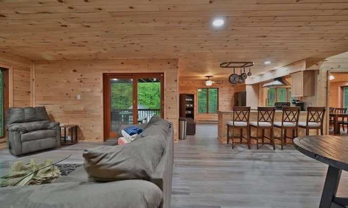 Tunkhannock Township Cabin | PRIVATE W/ HOTTUB/FIRE PIT/SHUFFLE BOARD/AIR HOCKEY/BAR-10 MIN to SKI/ Sleeps 18