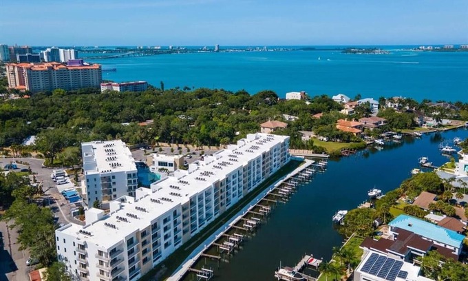 North Trail Condo | ★ Private Waterfront Condo Sarasota FL ★ Pool/Gym