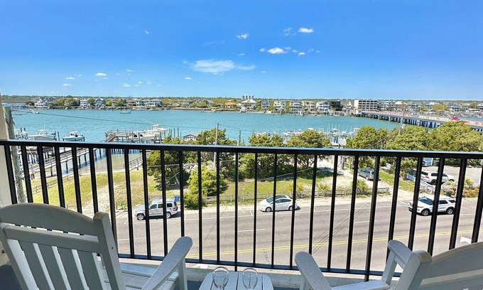 Wrightsville Beach Apartment | Private Wrightsville Beach Retreat - Channel View!