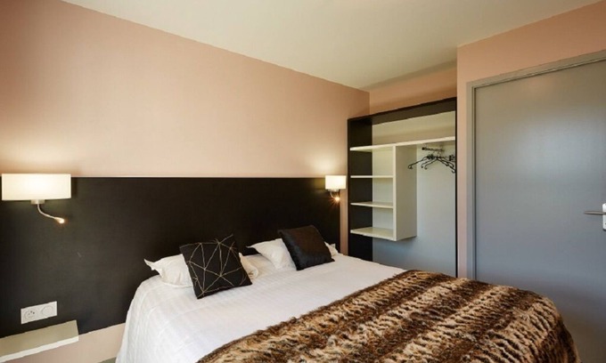 Le Gavre House | Privatif family cottage, heated and covered swimming pool next to a huge forest